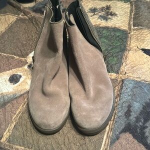 SOREL wedge boots two shades of green